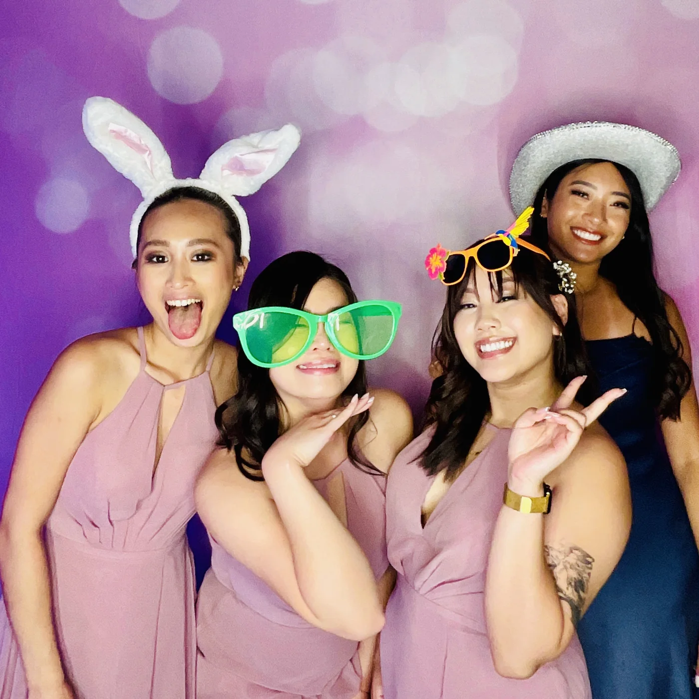Damas de honor con accesorios en el photobooth durante una recepción en Miami