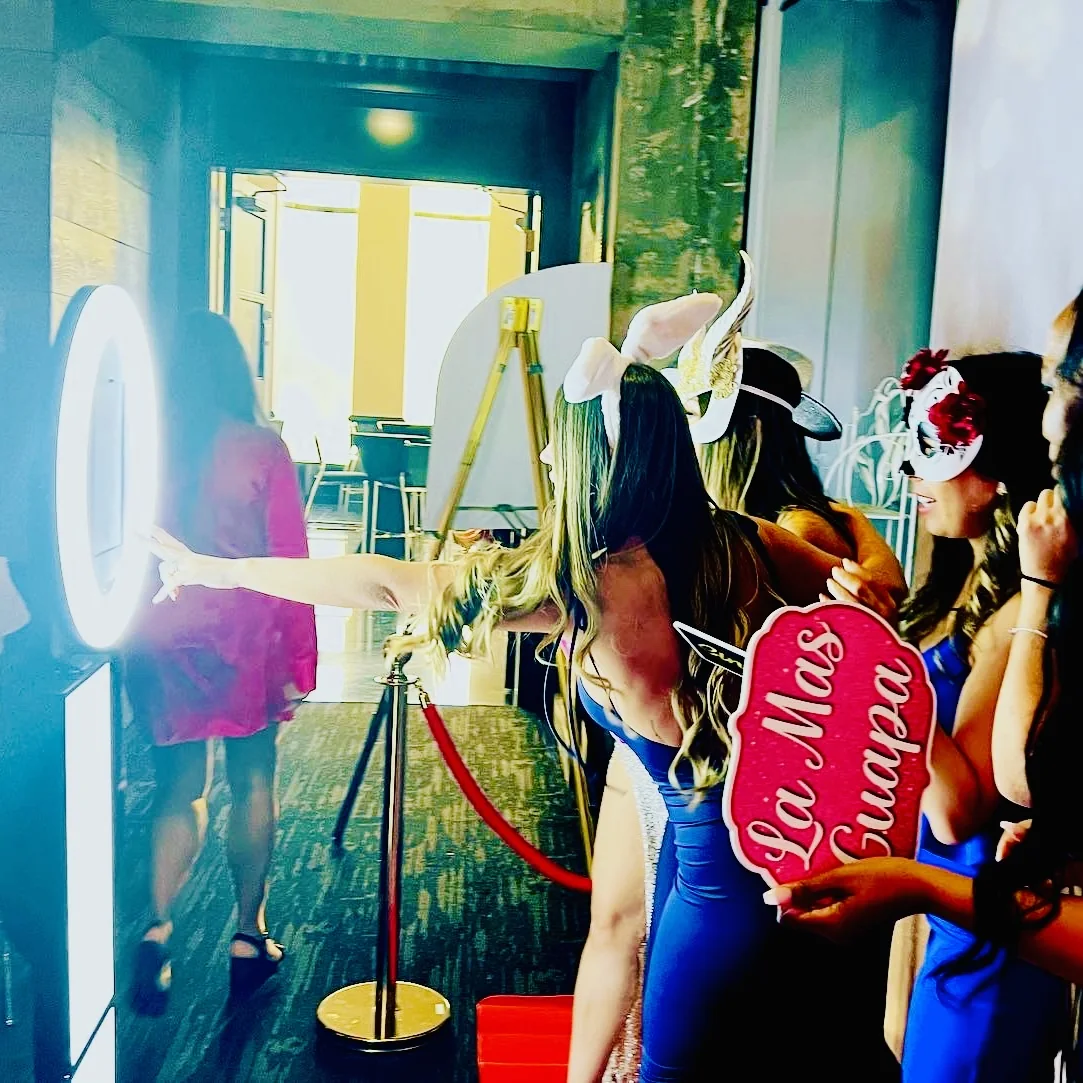 Invitados esperando su turno en el photobooth durante un evento en Pinecrest
