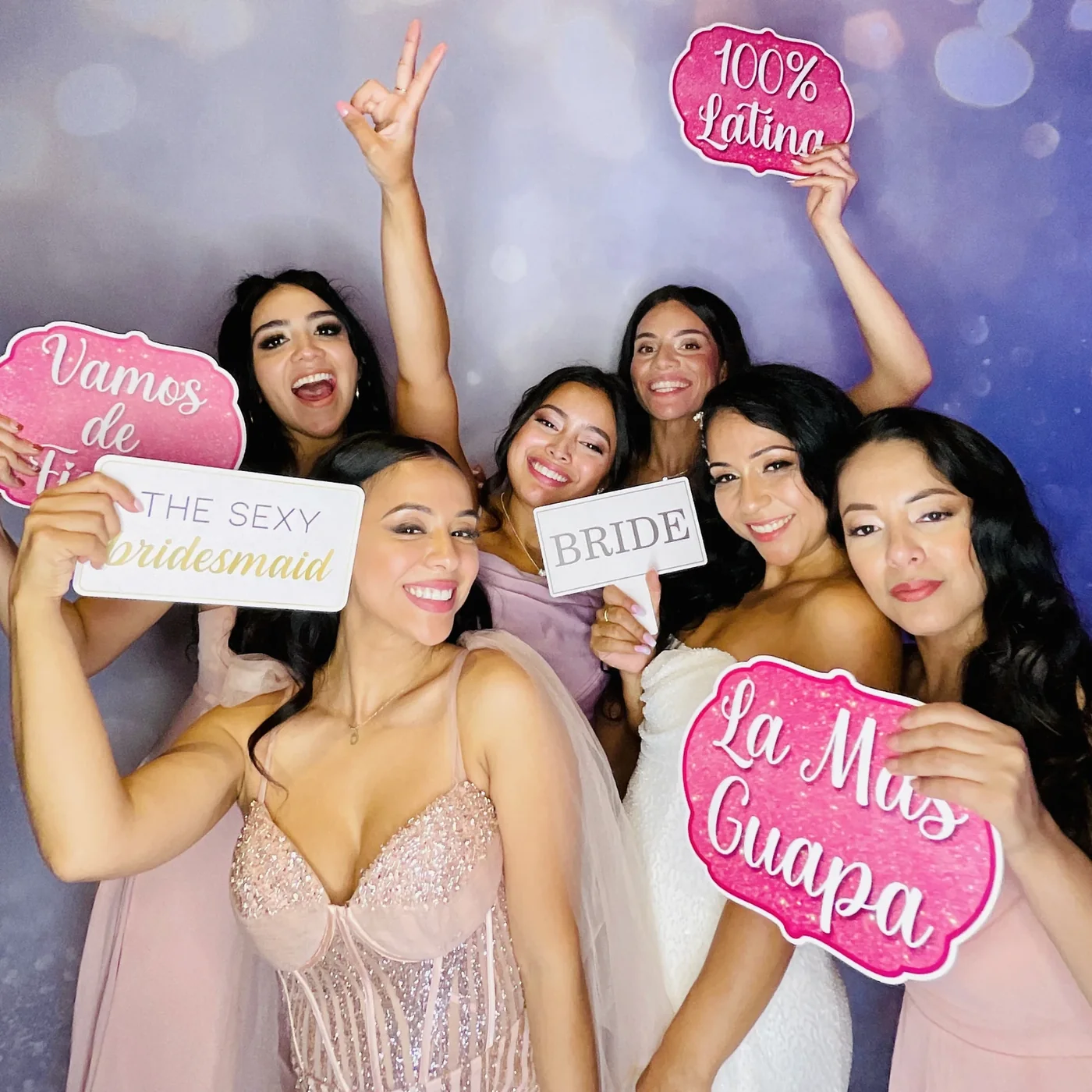Damas de honor con letreros en el photobooth de Eleganza en Miami