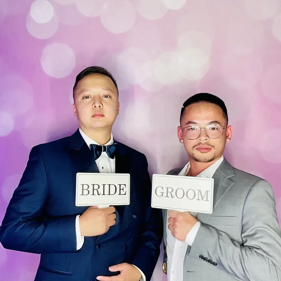 Los novios con letreros en el photobooth de una boda en Miami