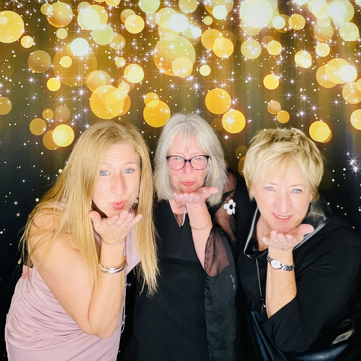 Photobooth con fondo de lentejuela dorada en una celebración en Hialeah