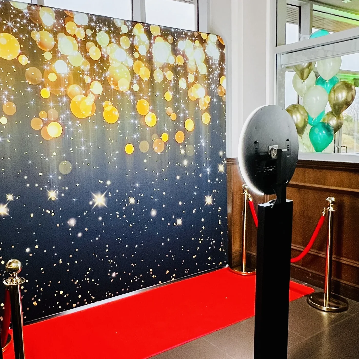 Estación de selfies del photobooth digital montado en una recepción en Miami