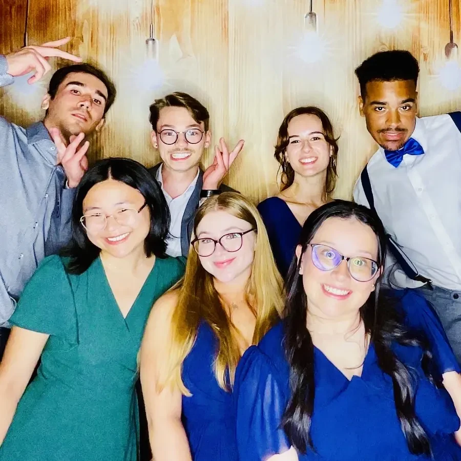 Invitados de boda con letreros en el photobooth en Miami