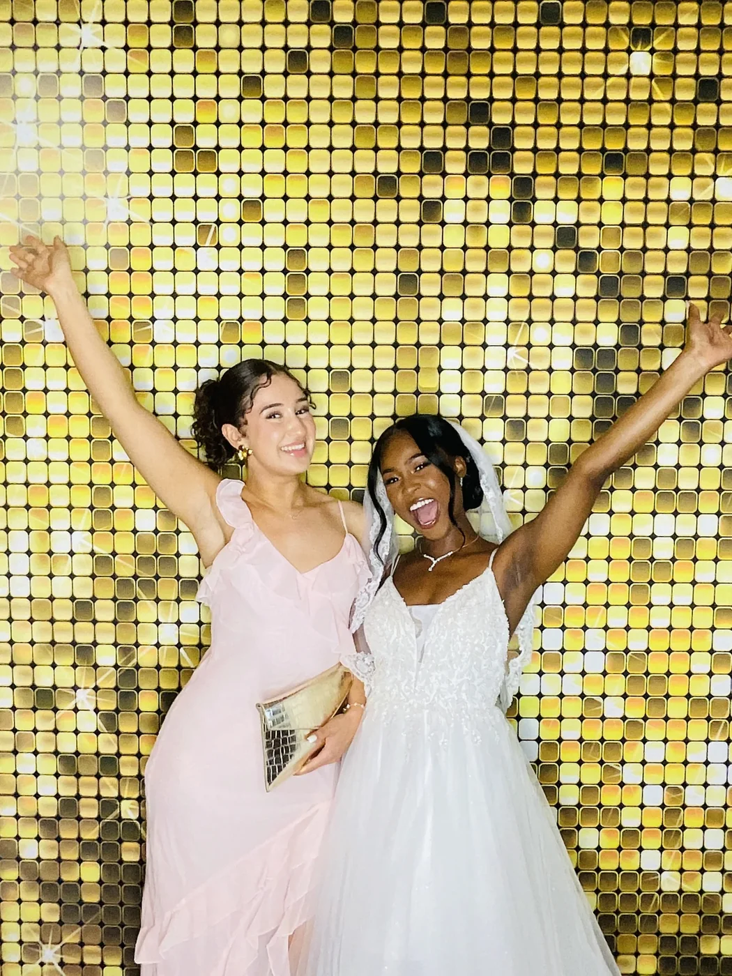 Photobooth montado con fondo dorado para una boda en Coral Gables