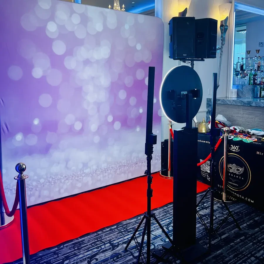 Un grupo en el photobooth con fondo de madera blanca en una boda en Miami
